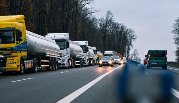 На кордоні України та Польщі в чергах стоять близько трьох тисяч вантажівок