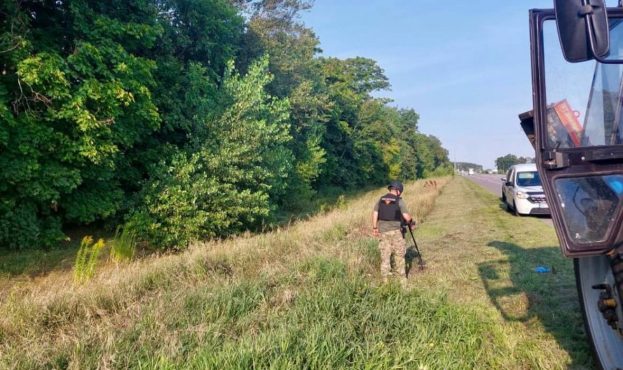 На Київщині трактор підірвався на боєприпасі