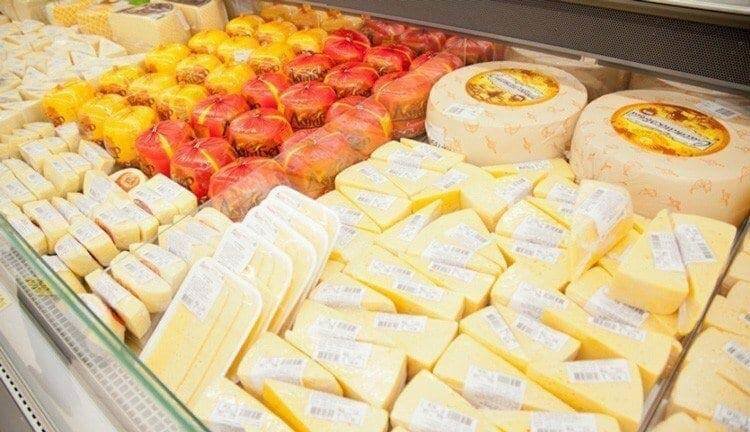 З поличок українських магазинів зникає вітчизняний сир
