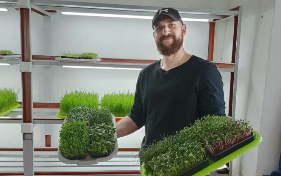 На Хмельниччині ветеран вирощує мікрозелень та їстівні квіти