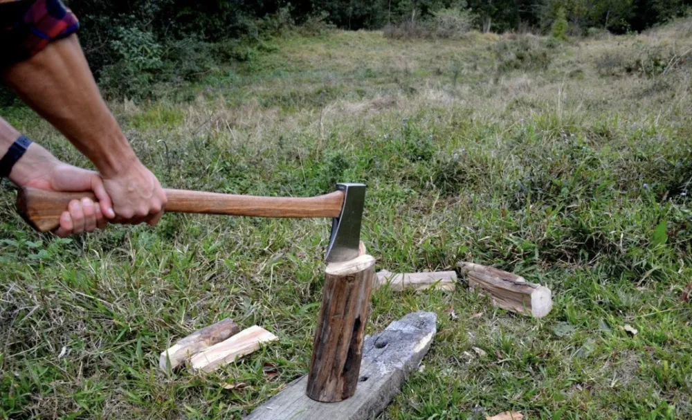 Як правильно рубати дрова: техніка безпеки та максимальна ефективність