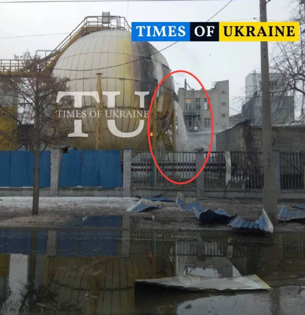 У Дніпрі внаслідок атаки дронів пошкоджено агропідприємство: вилилося близько 300 тонн рослинної олії